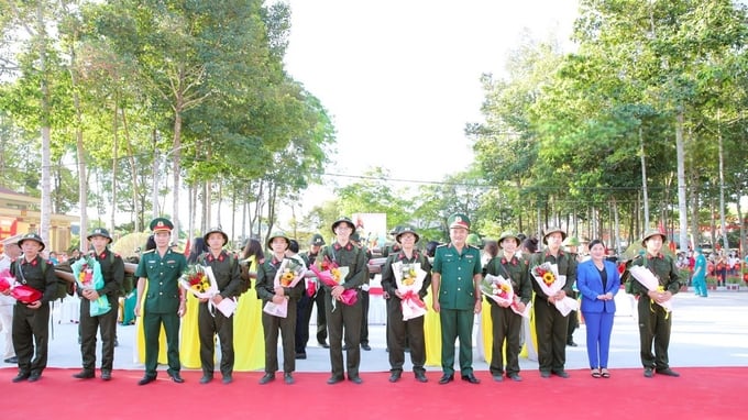 Lãnh đạo UBND và Bộ Chỉ huy Quân sự tỉnh tặng hoa chúc mừng các tân binh. Ảnh: HT.