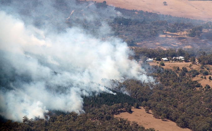 Khói từ các đám cháy rừng bốc lên gần thành phố Ballarat ở bang Victoria, Australia, hôm ngày 24/2. Ảnh: Reuters.
