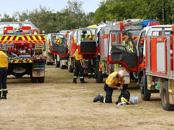 Các đội cứu hỏa từ bang New South Wales di chuyển đến thành phố Ballarat, bang Victoria để hỗ trợ dập lửa ngày 28/2. Ảnh: The Guardian.