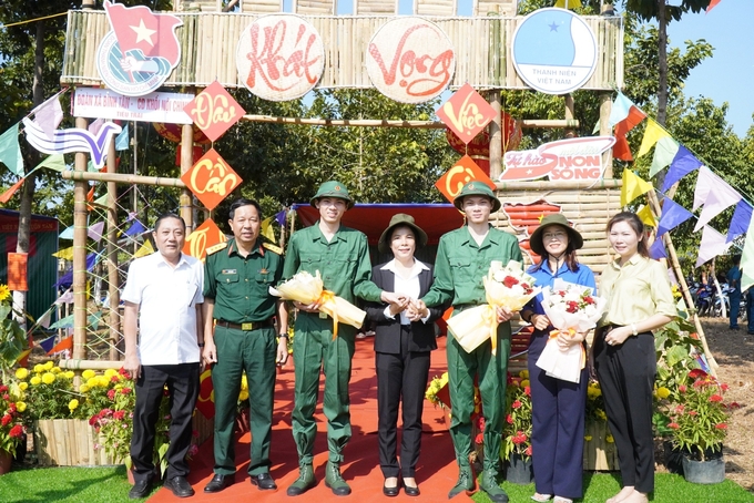 Hôm nay, 2 chàng trai Thành - Đạt đã là 2 quân nhân, chững chạc hơn trong bộ quân phục. Ảnh: HT.