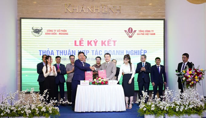 Lãnh đạo 2 đơn vị Công ty CP Bình Điền - MeKong và Tổng Công ty Cà phê Việt Nam (Vinacafe) tại Lễ ký kết.