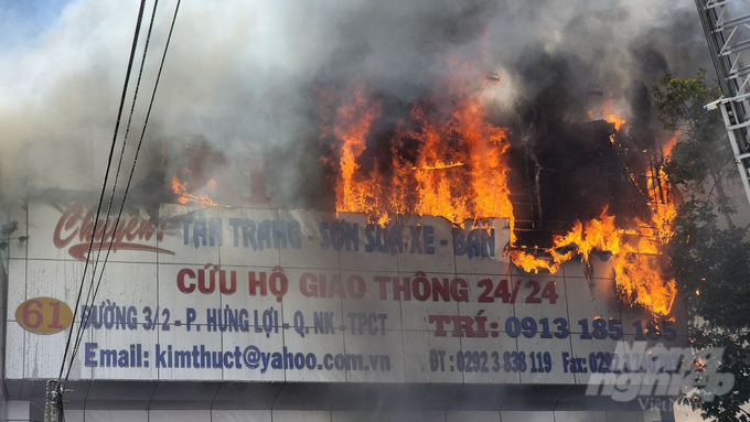 Khoảng 10h20 ngày 28/2, một đám cháy lớn xảy ra tại cơ sở chuyên tân trang, sửa chữa, mua bán phụ tùng ô tô Kim Thu, nằm ở trung tâm đường 3/2, phường Hưng Lợi, quận Ninh Kiều, TP Cần Thơ. 