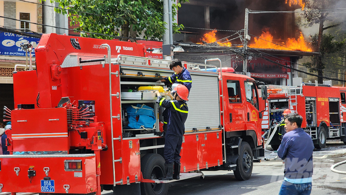 Lực lượng cảnh sát phòng cháy chữa cháy TP Cần Thơ đã nhanh chóng có mặt tại hiện trường, triển khai các biện pháp khống chế, dập tắt đám lửa, tránh lây lan. 
