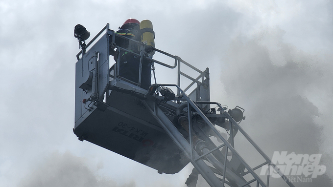 Cơ quan chức năng huy động nhiều lực lượng, phương tiện, trang thiết bị để kịp thời tiếp cận hiện trường vụ cháy lớn.
