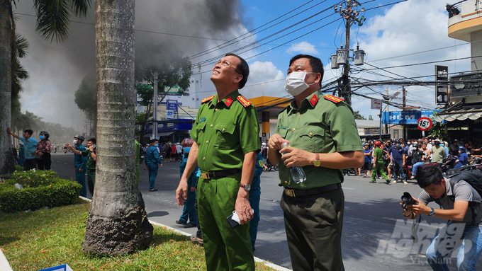 Lãnh đạo Công an TP Cần Thơ có mặt tại hiện trường để chỉ đạo công tác chữa cháy.