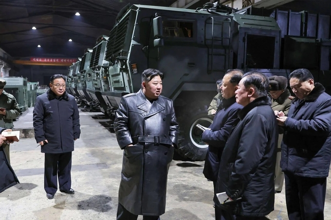 Nhà lãnh đạo Triều Tiên Kim Jong-un thị sát một nhà máy sản xuất vũ khí hôm 10/1. Ảnh: KCNA.