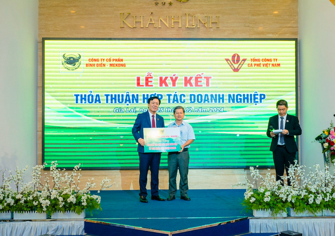 Ông Ngô Văn Đông trao tặng 100 suất bảo hiểm sức khỏe toàn diện cho nông dân canh tác cà phê thuộc huyện Ia Grai, tỉnh Gia Lai.