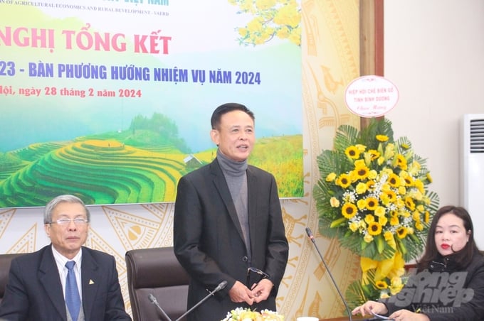 Theo TS Hà Công Tuấn (đứng), Hội Khoa học kinh tế nông nghiệp và phát triển nông thôn Việt Nam đã từng bước vượt qua những khó khăn và khẳng định được vai trò quan trọng của mình. Ảnh: Trung Quân.
