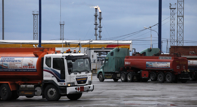 Xe bồn chở xăng bên ngoài nhà máy lọc dầu Rosneft Achinsk, một trong những nhà máy lớn nhất Siberia. Ảnh: Reuters.