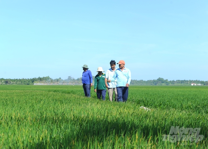 Bà con nông dân mong mỏi nguồn nước thuận lợi để lấy nước tích trữ trong đồng ruộng. Ảnh: Kim Anh.