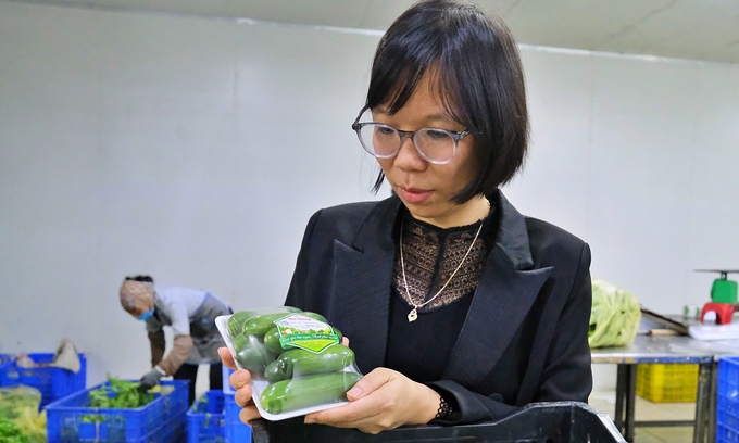 Chị Trần Thị Thu Trang kiểm tra sản phẩm trước khi xuất bán ra thị trường. Ảnh: Bảo Thắng.