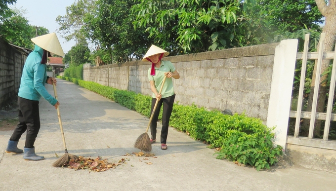 Ở xã Mai Thủy, người dân chăm lo quét dọn làm đẹp đoạn đường ngay trước cổng nhà mình. Ảnh: T. Đức.