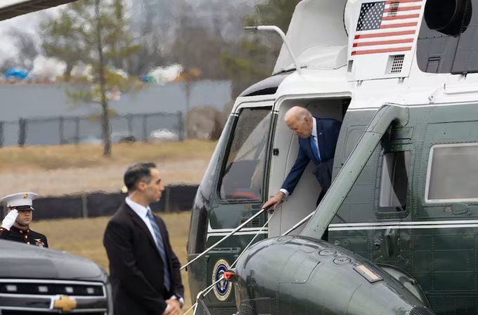 Tổng thống Mỹ Joe Biden đến Trung tâm Quân y Quốc gia Walter Reed để khám sức khỏe hôm 28/2. Ảnh: Bloomberg.