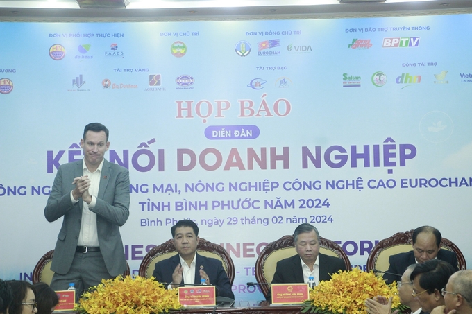 Ông Gabor Fluit: 'Tôi tin tưởng rằng Diễn đàn sẽ kích hoạt, thúc đẩy đối thoại và gây dựng mối quan hệ ý nghĩa giữa các doanh nghiệp châu Âu và tỉnh Bình Phước. Thông qua các mối liên kết này, chúng ta có cơ hội tuyệt vời để tích cực thúc đẩy chuyển đổi công nghệ, chia sẻ kinh nghiệm và hợp tác đầu tư. Sự hợp tác này có thể mang tính chuyển đổi, dẫn đến một bước nhảy vọt về năng lực công nghệ, nâng cao chất lượng sản phẩm để phù hợp hơn với thị trường quốc tế, tạo ra nhiều việc làm và trên hết là củng cố vị thế của Bình Phước trong chuỗi giá trị toàn cầu. Quan trọng hơn hết, EuroCham và các thành viên hết lòng ủng hộ phong trào chuyển đổi xanh và nhận thức được tầm quan trọng của tính bền vững trong tăng trưởng kinh tế'.