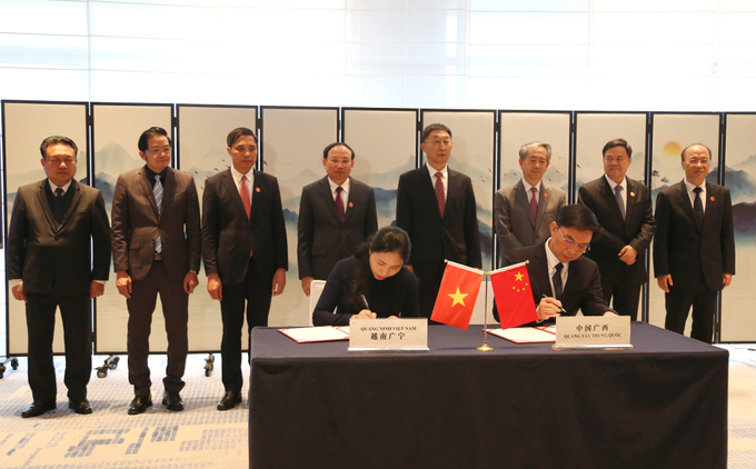 Huyện ủy Bình Liêu (tỉnh Quảng Ninh) và Khu ủy Phòng Thành (tỉnh Quảng Tây) ký thỏa thuận về thiết lập cơ chế giao lưu hữu nghị.