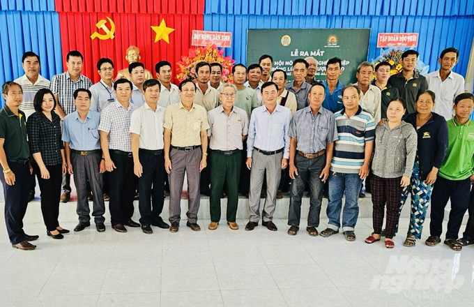 Các đại biểu chúc mừng Chi hội nông dân 'Trồng lúa chất lượng cao' ấp Phú Lâm. Ảnh: Lê Hoàng Vũ.
