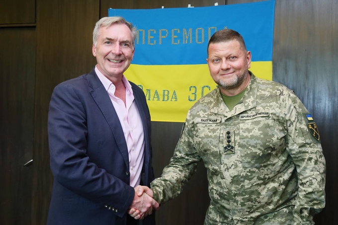 Đô đốc Tony Radakin (trái) và cựu Tổng Tư lệnh Ukraine Valery Zaluzhny (phải) bắt tay hồi tháng 8/2023. Ảnh: Odessa Journal.