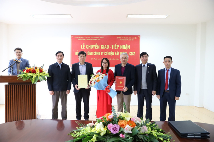 Đảng ủy Bộ NN-PTNT trao quyết định chuyển giao; Đảng ủy huyện Thanh Trì trao Quyết định tiếp nhận tổ chức đảng và đảng viên cho Đảng bộ Tổng Công ty Cơ điện xây dựng – CTCP.