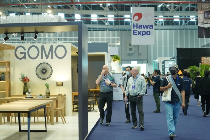 Khách quốc tế tham quan, tìm hiểu các sản phẩm gỗ, nội thất tại Hawa Expo 2023.