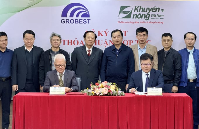 Lễ ký kết thỏa thuận hợp tác giữa Trung tâm Khuyến nông Quốc gia với Công ty TNHH Grobest Industrial Việt Nam ngày 29/2.