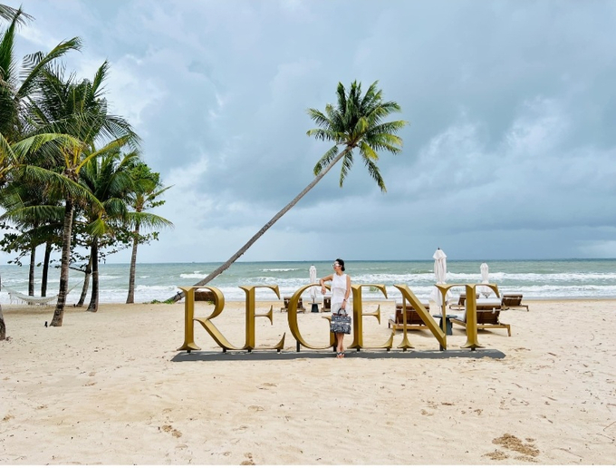 Hoa hậu Jennifer Phạm 'thả dáng' trên bãi biển Regent Phu Quoc. Năm 2022, hoa hậu nổi tiếng này cùng gia đình tận hưởng kỳ nghỉ tại Phu Quoc Marina, với những trải nghiệm ấn tượng tại hai khu nghỉ dưỡng: Regent Phu Quoc và Sailing Club Signature Resort Phu Quoc.