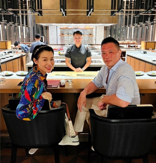 Cũng đến từ Hong Kong, vợ chồng nữ diễn viên Hồ Hạnh Nhi và doanh nhân Philip Lee nghỉ tại Regent Phu Quoc trong cả 2 lần du lịch đảo ngọc. Gia đình nổi tiếng này còn đặc biệt tổ chức tiệc sinh nhật tại đây với sự tham gia 50 người thân và bạn bè.