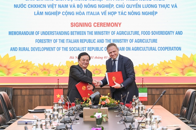 Hai Bộ trưởng ký bản ghi nhớ về hợp tác nông nghiệp Việt Nam - Italy.