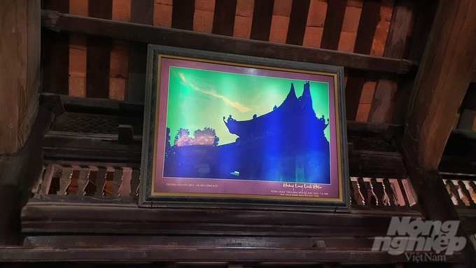 Bức ảnh 'Hoàng Long linh hiển' do ông Nguyễn Đức Thìn chụp ngày 1/9/1998 được treo trang trọng trong đền Đô.