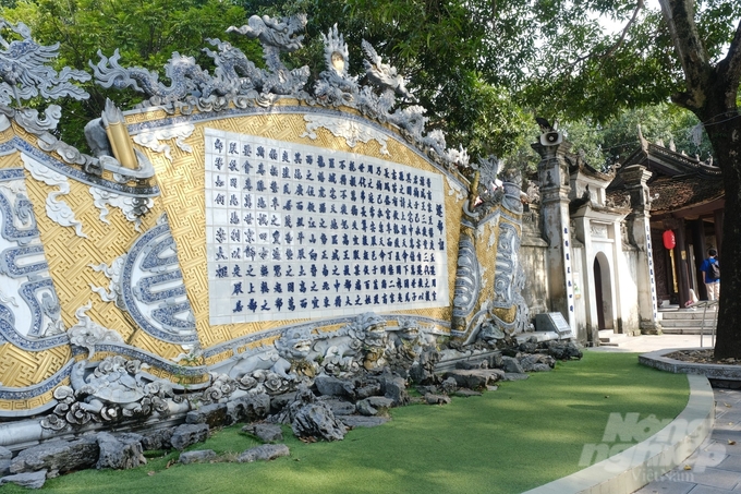 Bức 'Chiếu dời đô' được khắc trang trọng tại Đền thờ Lý Bát Đế - 8 vị vua nhà Lý ở Từ Sơn, Bắc Ninh.