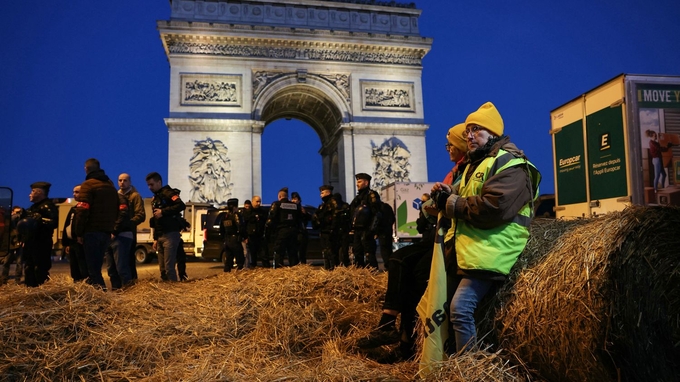 Nông dân biểu tình tại Khải Hoàn Môn, trung tâm thủ đô Paris, trước sự giám sát của cảnh sát hôm 1/3. Ảnh: AFP.