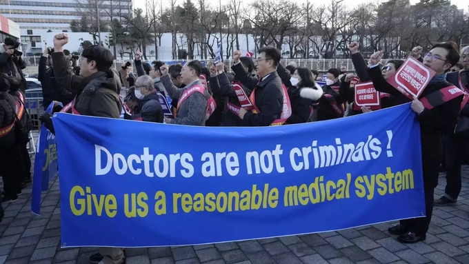 Các bác sĩ Hàn Quốc biểu tình ở thủ đô Seoul nhằm phản đối kế hoạch tăng chỉ tiêu tuyển sinh của chính phủ. Ảnh: AP.