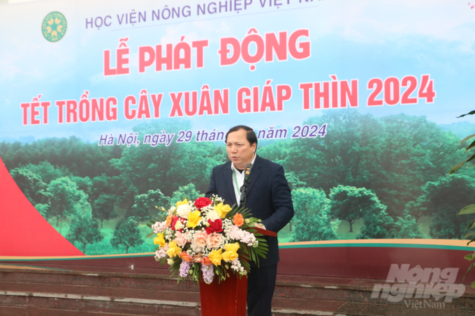 PGS.TS Vũ Ngọc Huyên, Phó Giám đốc Học viện Nông nghiệp Việt Nam phát biểu tại buổi lễ. Ảnh: Hưng Giang.