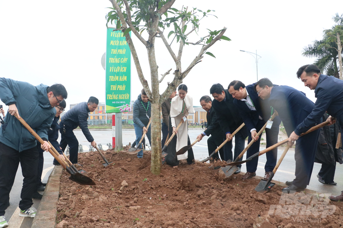 Lãnh đạo Học viện Nông nghiệp Việt Nam và đại diện sinh viên tham gia trồng cây xanh trong khuôn viên Học viện. Ảnh: Hưng Giang.