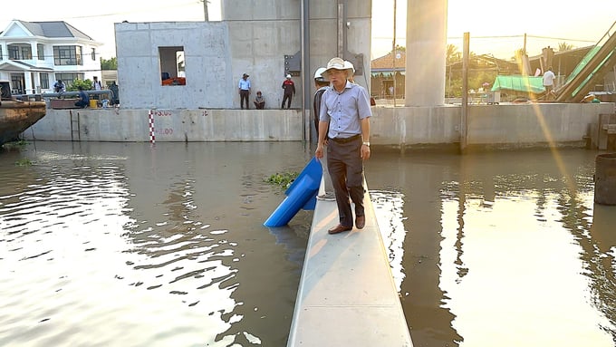 Lãnh đạo Ban quản lý Dự án đầu tư và xây dựng thủy lợi 10 chỉ đạo vận hành đóng cửa cống công trình cống âu Nguyễn Tấn Thành. Ảnh: CTV.