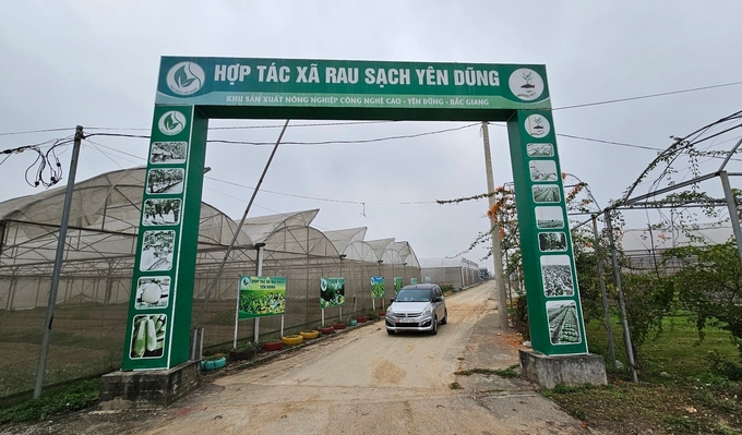 Cổng vào HTX Rau sạch Yên Dũng tại thôn Huyện, xã Tiến Dũng. Ảnh: Bảo Thắng.