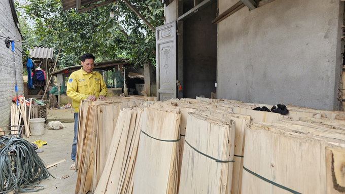 Sản xuất ván bóc tạo thêm việc làm cho người dân địa phương. Ảnh: Hải Đăng.