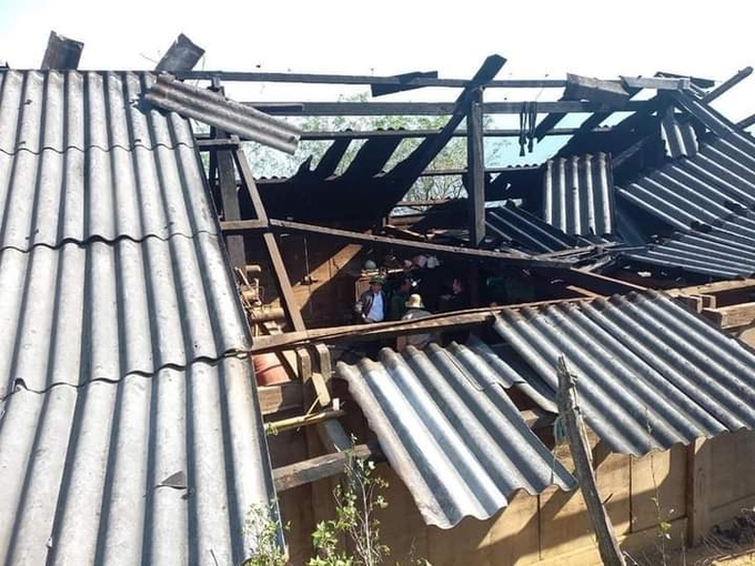 Gió lốc cục bộ đã làm tốc mái 27 ngôi nhà của người dân của huyện Trạm Tấu (tỉnh Yên Bái)
