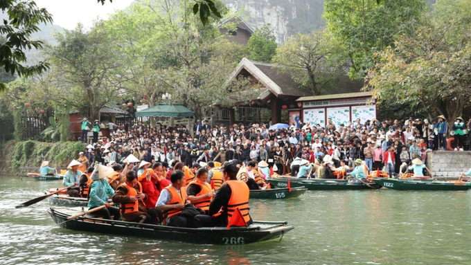 Lượng du khách đến Ninh Bình tăng cao trong dịp Tết.