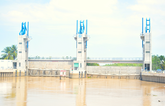 Hệ thống 6 cống ngăn mặn ven sông Tiền do Ban quản lý dự án Đầu tư Công trình nông nghiệp và phát triển nông thôn Tiền Giang đầu tư đã sẵn sàng vận hành phục vụ ngăn mặn. Ảnh: Minh Đảm.