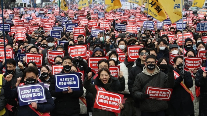 Hàng nghìn bác sĩ biểu tình ở thủ đô Seoul của Hàn Quốc hôm 3/3 nhằm phản đối kế hoạch tăng chỉ tiêu tuyển sinh ngành y của chính phủ. Ảnh: CNN.