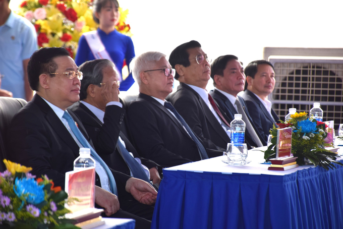 Chủ tịch Quốc hội Vương Đình Huệ (ngoài cùng bìa trái) tham dự lễ khánh thành Becamex VSIP Bình Định. Ảnh: V.Đ.T.