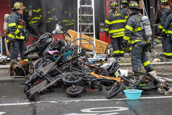 Một cửa hàng bán và sửa chữa xe đạp, xe máy điện ở khu China Town tại Manhattan, New York, Mỹ hồi tháng 5/2022. Ảnh: New York Daily.