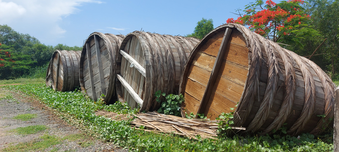 Những thùng ủ chượp làm bằng gỗ xưa kia đang dần bỏ đi, để thay bằng các bể ủ chượp hiện đại và tiện dụng hơn trong sản xuất nước mắm truyền thống ở Phan Thiết. Ảnh: Nguyễn Mạnh Dũng.