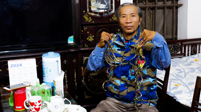 Ông Huyền là người có móng tay dài nhất Việt Nam. Ảnh: Minh Toàn.