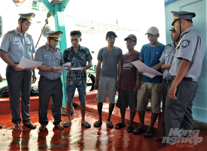 Lực lượng kiểm ngư Kiên Giang kiểm tra tàu cá đi khai thác trên vùng biển Tây, đồng thời tuyên truyền, vận động ngư dân phối hợp chống khai thác IUU. Ảnh: Trung Chánh.