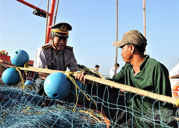 Lực lượng Kiểm ngư Kiên Giang tuyên truyền, vận động ngư dân khai thác hải sản đúng pháp luật, không gây hại đến nguồn lợi, không đưa tàu cá và ngư dân đi khai thác thủy sản trái phép vùng biển nước ngoài. Ảnh: Trung Chánh.