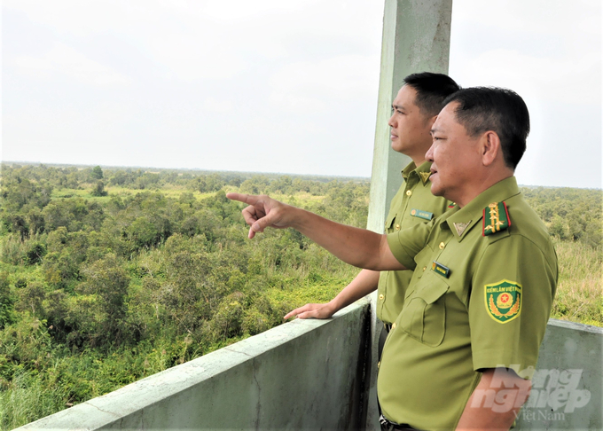 Phó Cục trưởng Cục Kiểm lâm Hà Hải Bình (bên trái) cùng Chi cục trưởng Chi cục Kiểm Lâm Kiên Giang Đoàn Văn Thanh kiểm tra thực địa các khu vực có nguy cơ cháy rừng tại Vườn quốc gia U Minh Thượng . Ảnh: Trung Chánh.