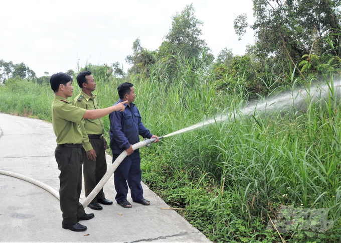 Lực lượng kiểm lâm diễn tập phòng cháy, chữa cháy rừng tại Vườn quốc gia U Minh Thượng . Ảnh: Trung Chánh.