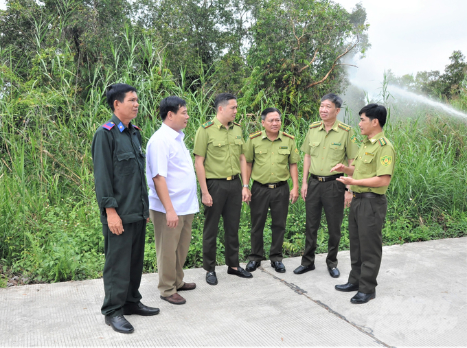 Phó Cục trưởng Cục Kiểm lâm Hà Hải Bình (thứ 3 từ trái qua) kiểm tra công tác phòng chống cháy rừng tại Vườn quốc gia U Minh Thượng . Ảnh: Trung Chánh.