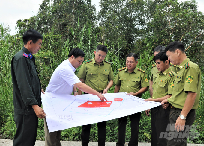 Phó Cục trưởng Cục Kiểm lâm Hà Hải Bình (thứ 3 từ trái qua) kiểm tra phương án bảo vệ và phòng cháy, chữa cháy rừng tại Vườn quốc gia U Minh Thượng . Ảnh: Trung Chánh.